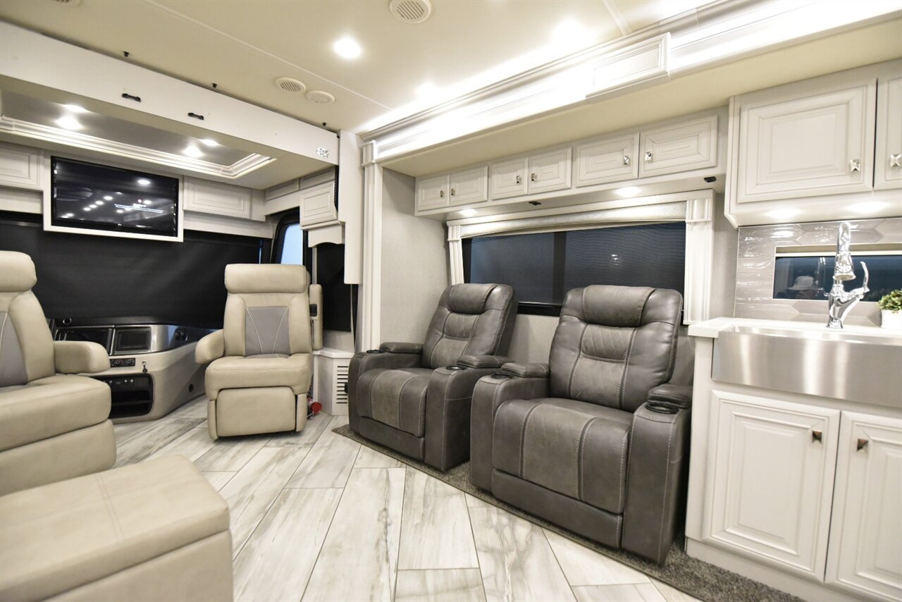 2021 Fleetwood Discovery LXE 44H   - Photo 19 - Orange, CA 92867