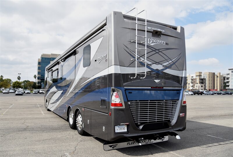 2021 Fleetwood Discovery LXE 44H   - Photo 4 - Orange, CA 92867