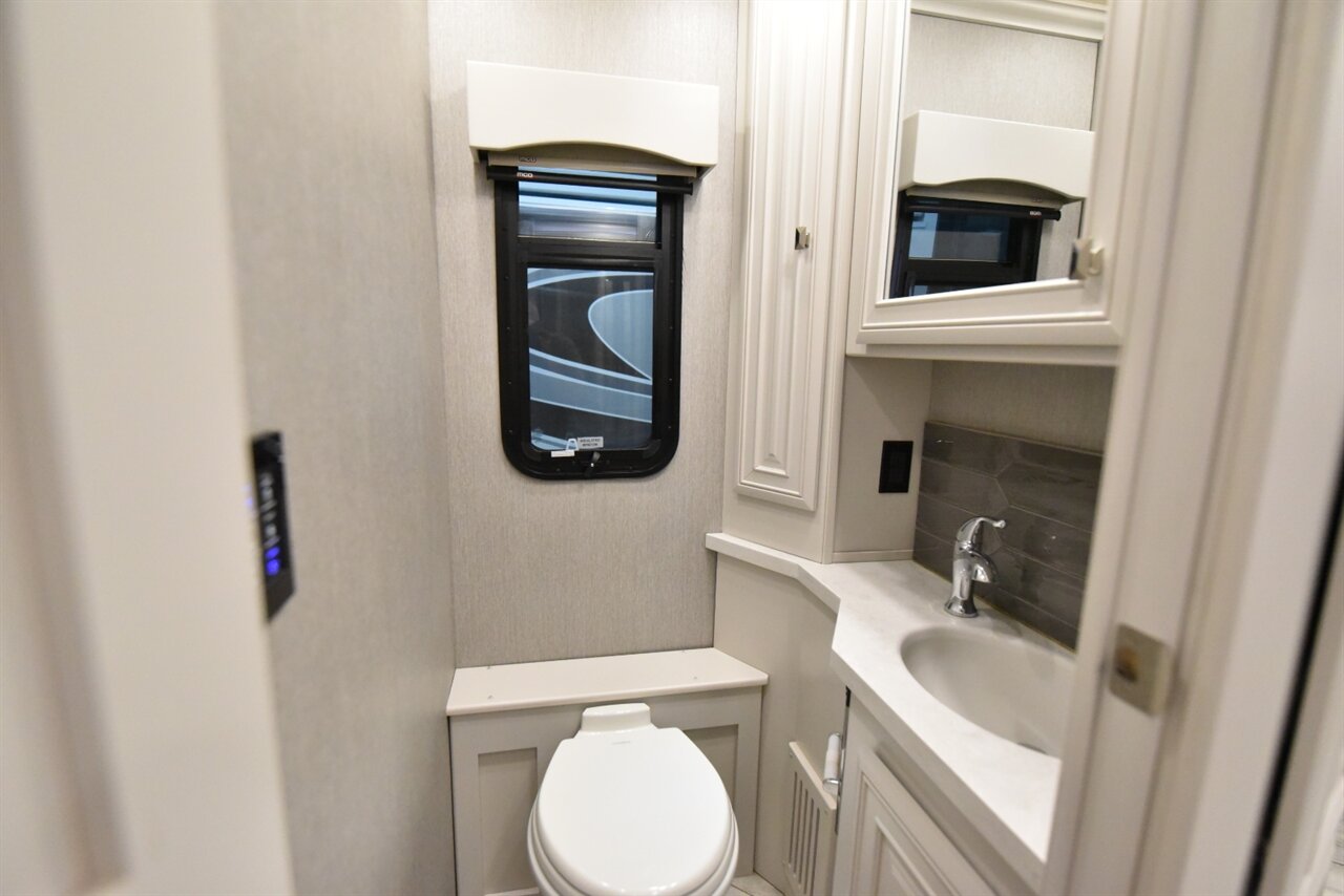 2021 Fleetwood Discovery LXE 44H   - Photo 28 - Orange, CA 92867