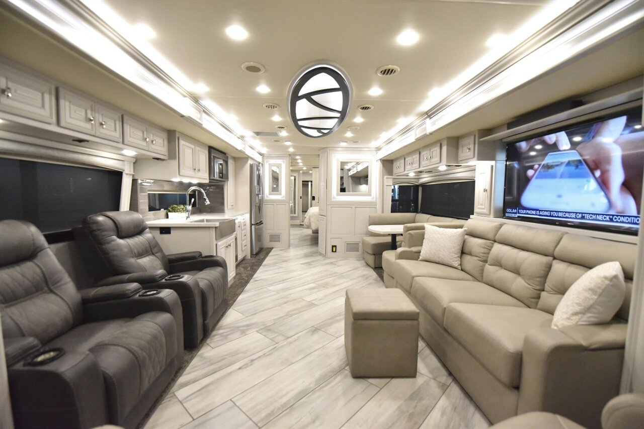 2021 Fleetwood Discovery LXE 44H   - Photo 14 - Orange, CA 92867