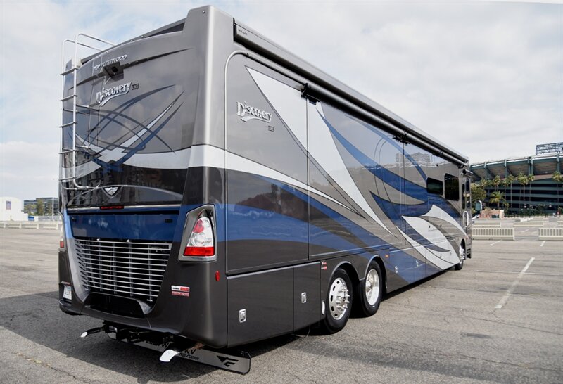 2021 Fleetwood Discovery LXE 44H   - Photo 2 - Orange, CA 92867