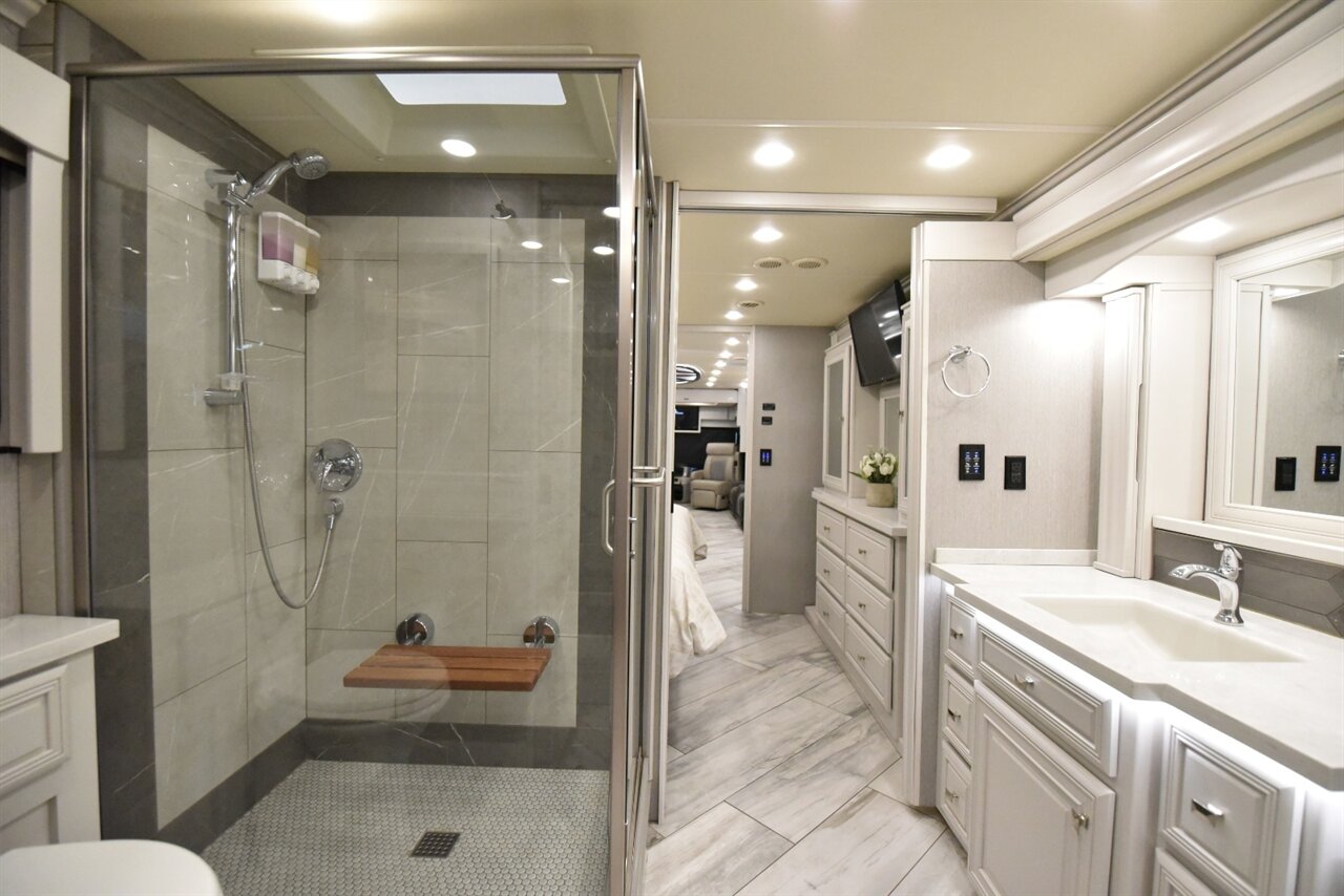 2021 Fleetwood Discovery LXE 44H   - Photo 35 - Orange, CA 92867