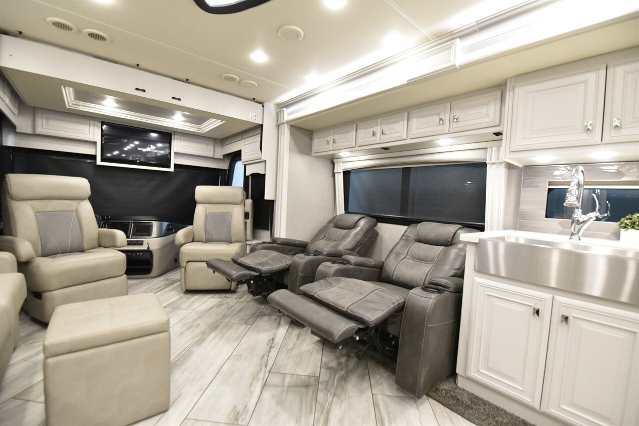 2021 Fleetwood Discovery LXE 44H   - Photo 21 - Orange, CA 92867