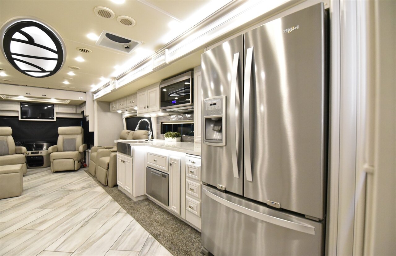 2021 Fleetwood Discovery LXE 44H   - Photo 24 - Orange, CA 92867