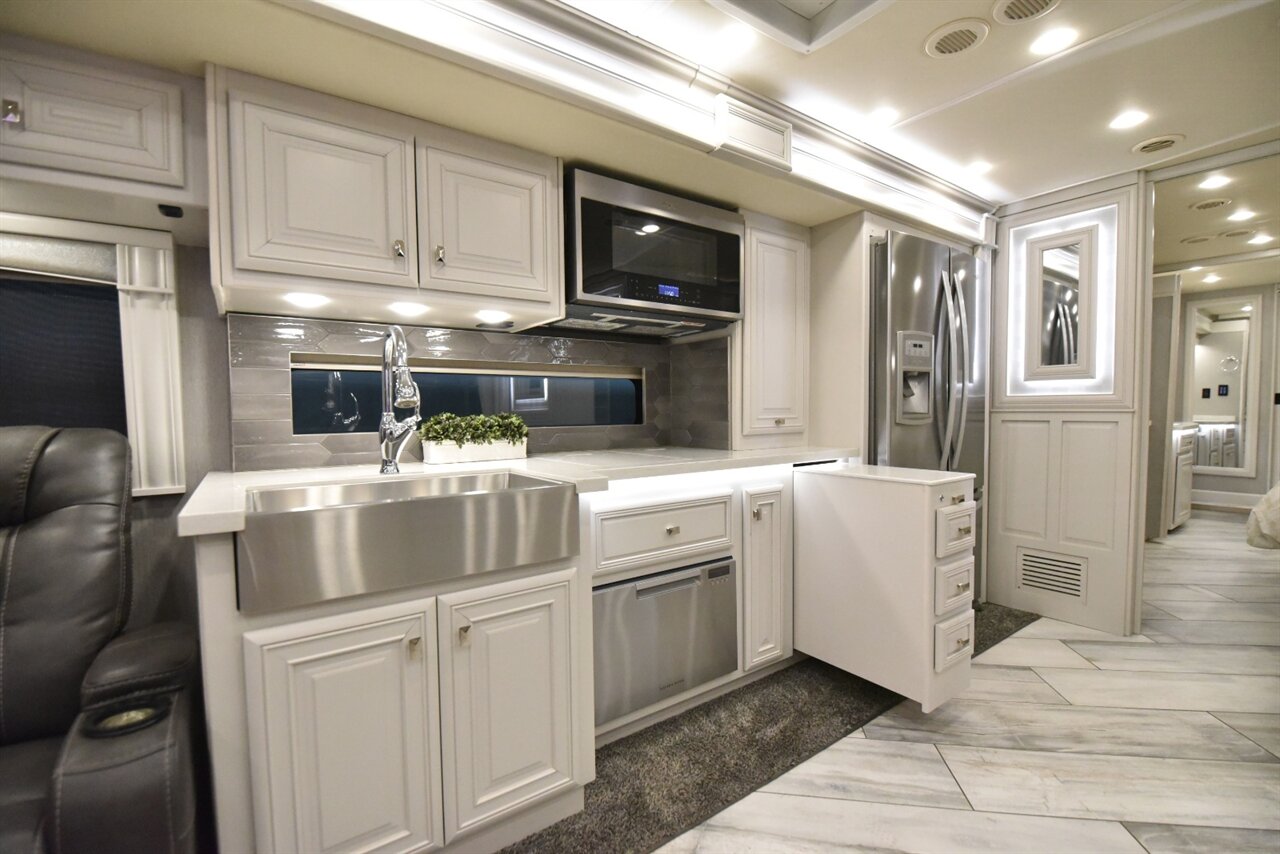 2021 Fleetwood Discovery LXE 44H   - Photo 20 - Orange, CA 92867