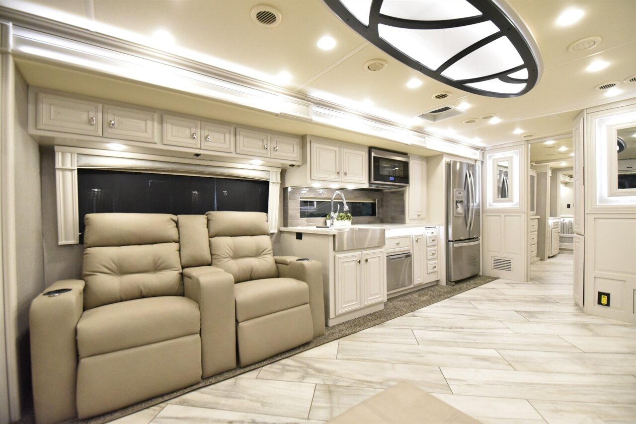 2021 Fleetwood Discovery LXE 44H   - Photo 17 - Orange, CA 92867