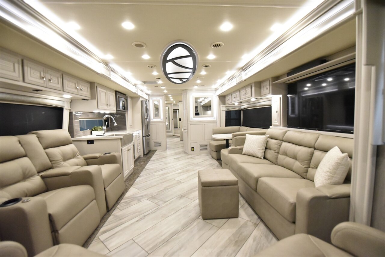 2021 Fleetwood Discovery LXE 44H   - Photo 15 - Orange, CA 92867