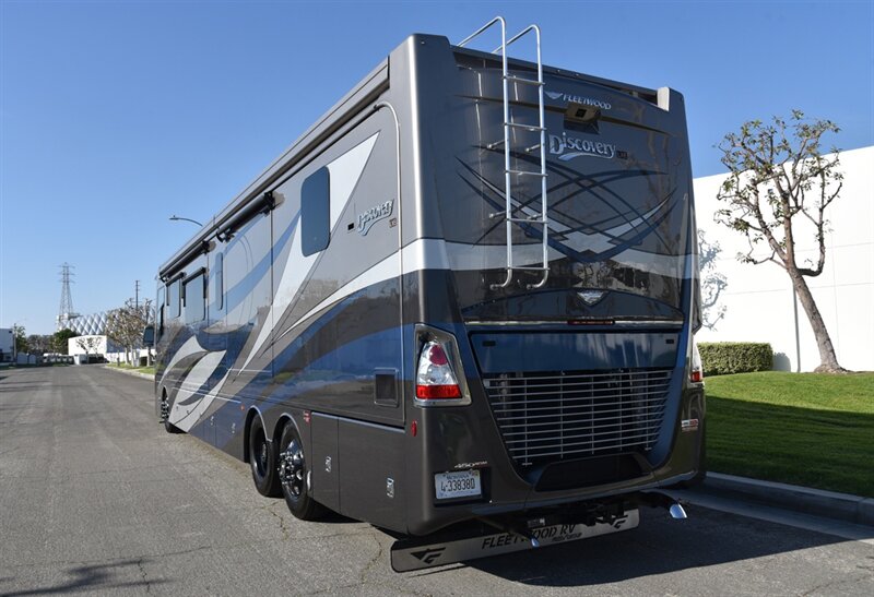 2021 Fleetwood Discovery LXE 44H   - Photo 4 - Orange, CA 92867