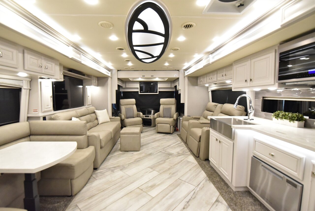 2021 Fleetwood Discovery LXE 44H   - Photo 26 - Orange, CA 92867