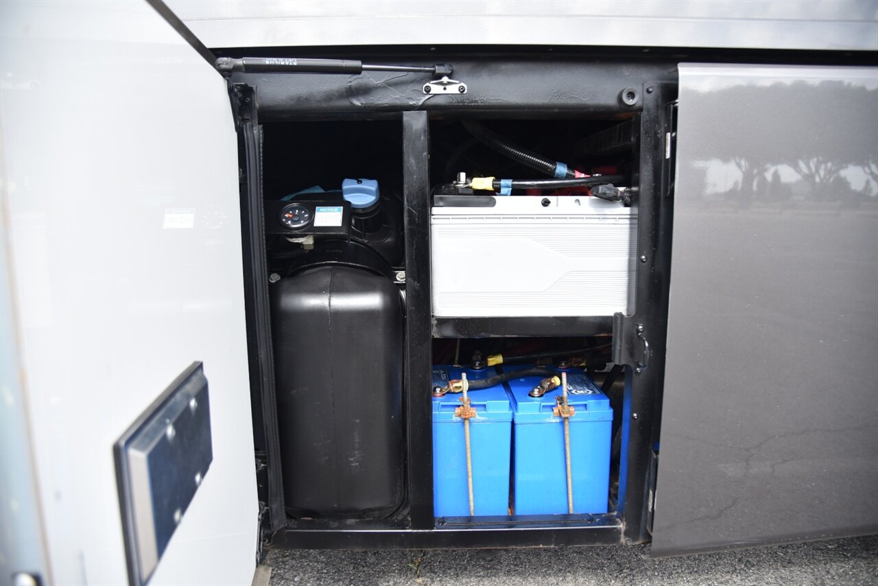 2021 Fleetwood Discovery LXE 44H   - Photo 39 - Orange, CA 92867