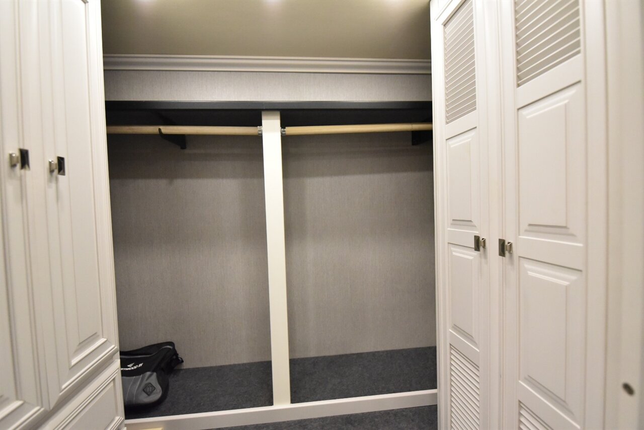 2021 Fleetwood Discovery LXE 44H   - Photo 36 - Orange, CA 92867