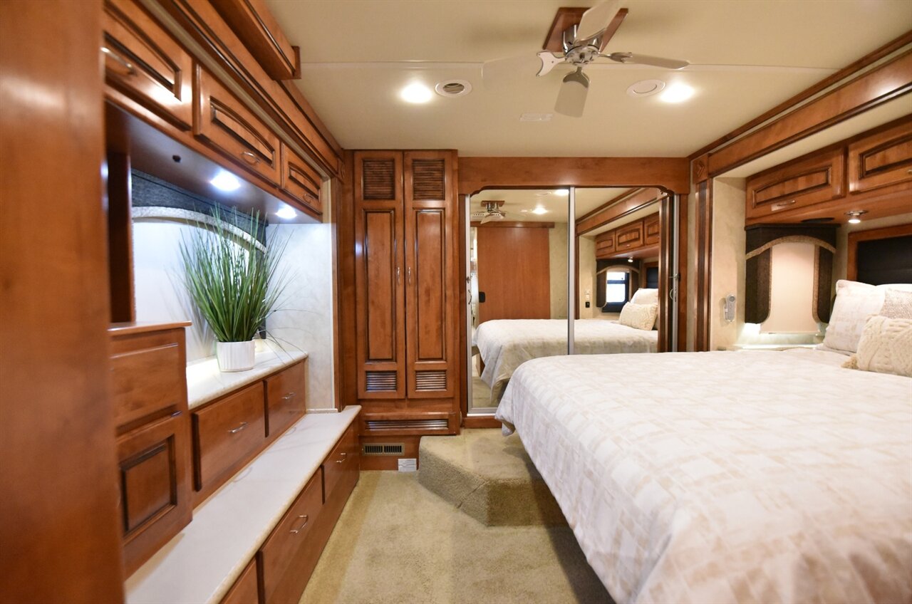 2011 Monaco Knight 40PBT   - Photo 25 - Orange, CA 92867