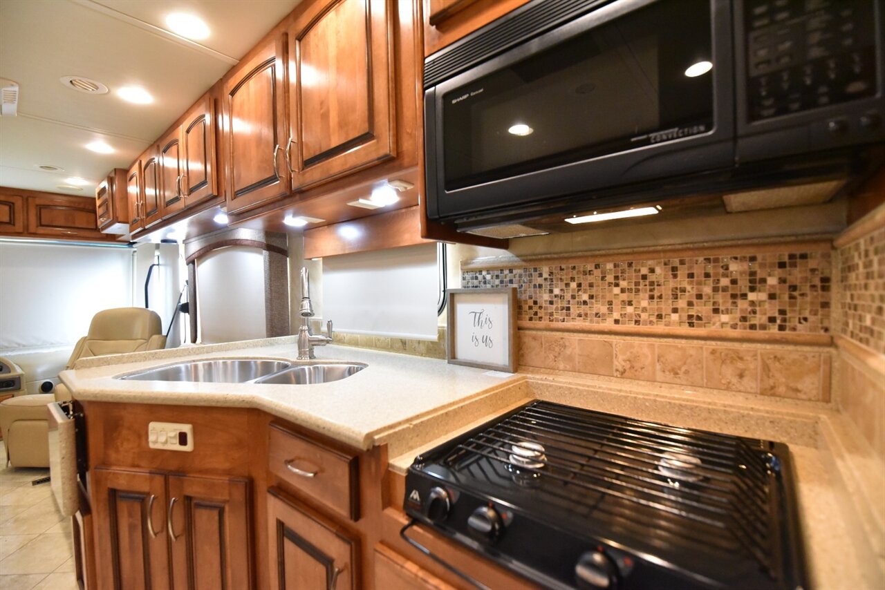 2011 Monaco Knight 40PBT   - Photo 19 - Orange, CA 92867