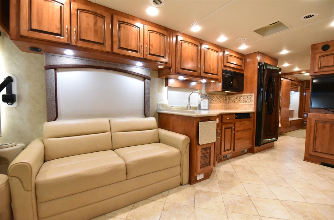 2011 Monaco Knight 40PBT   - Photo 12 - Orange, CA 92867