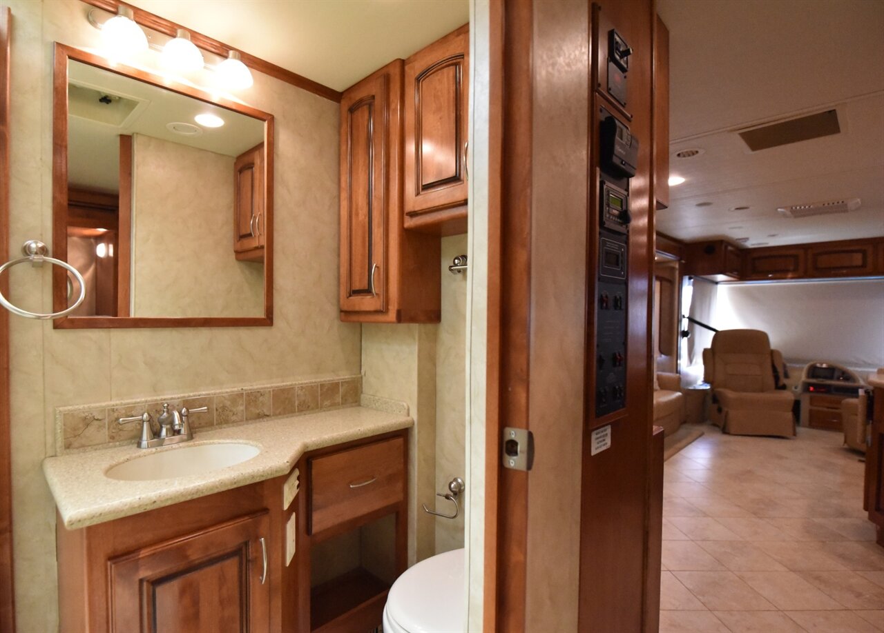 2011 Monaco Knight 40PBT   - Photo 24 - Orange, CA 92867