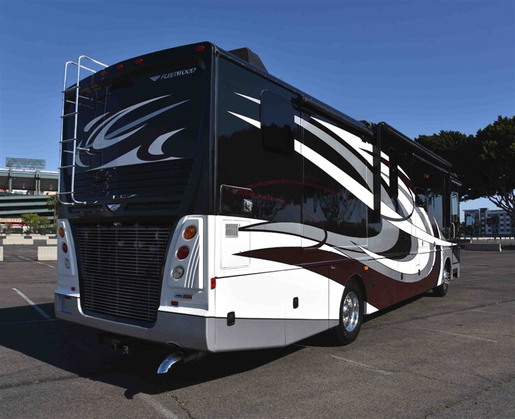 2018 Fleetwood Pace Arrow  LXE - Photo 1 - Orange, CA 92867