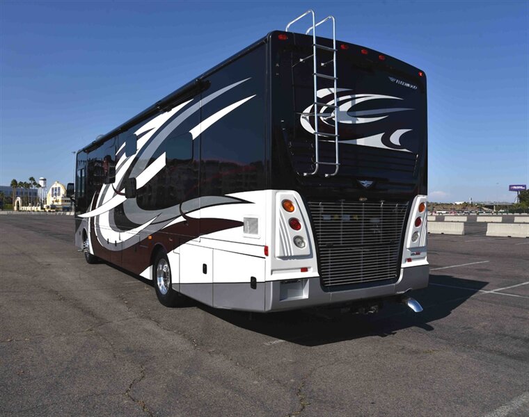 2018 Fleetwood Pace Arrow  LXE - Photo 3 - Orange, CA 92867