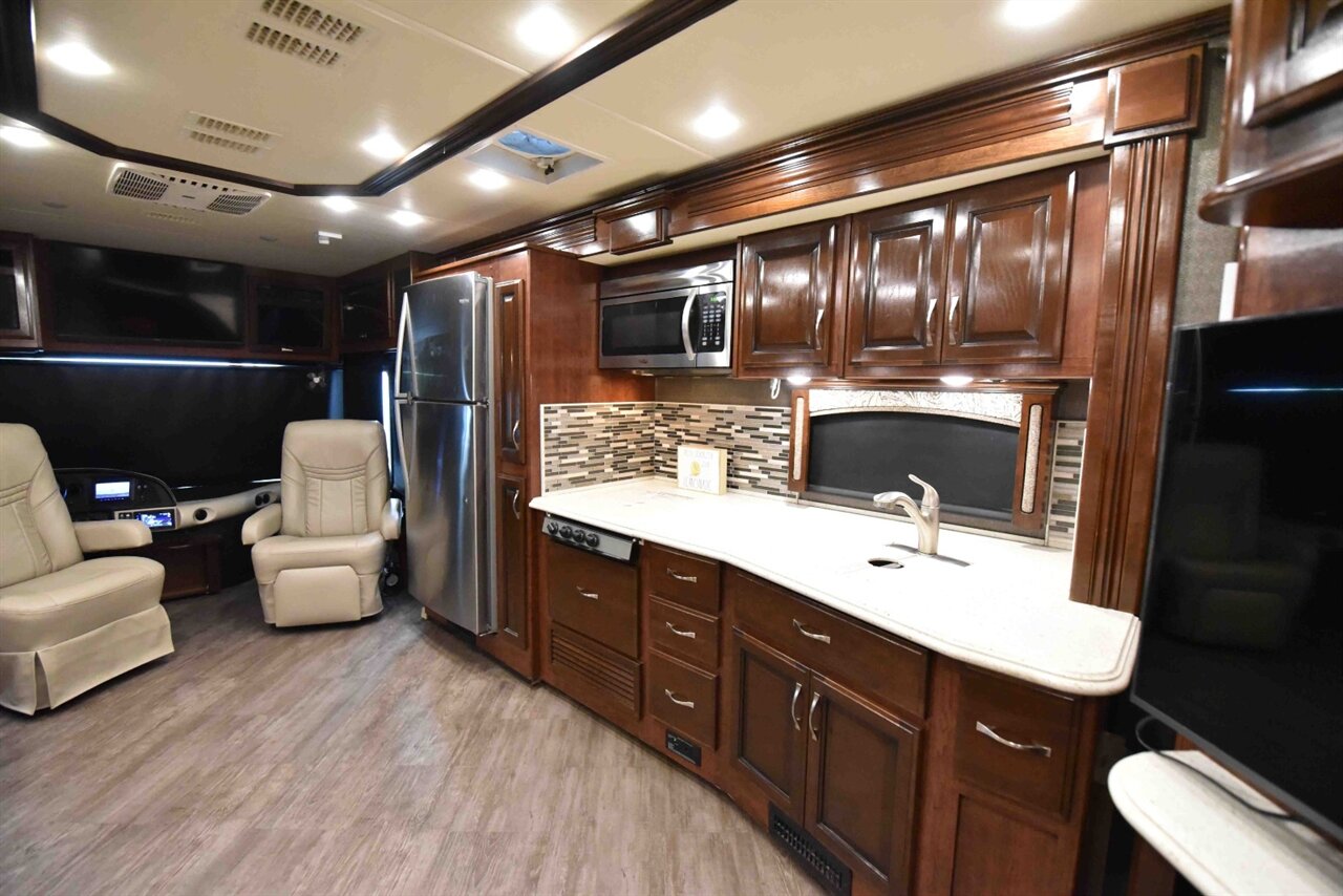 2018 Fleetwood Pace Arrow  LXE - Photo 38 - Orange, CA 92867