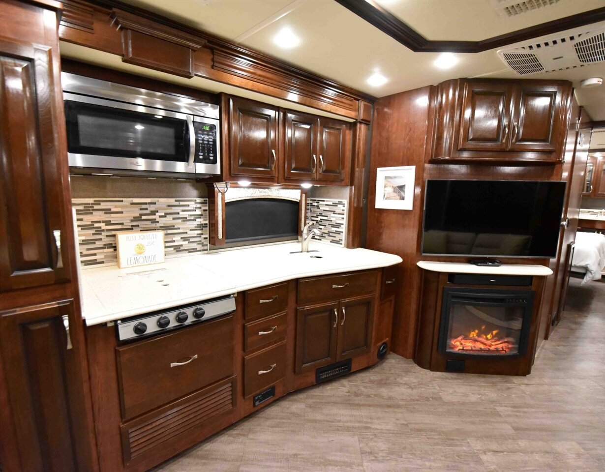 2018 Fleetwood Pace Arrow  LXE - Photo 23 - Orange, CA 92867
