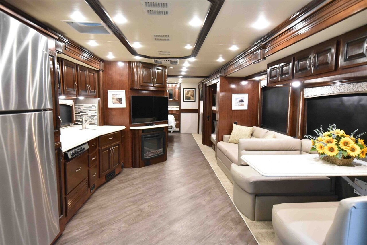 2018 Fleetwood Pace Arrow  LXE - Photo 22 - Orange, CA 92867