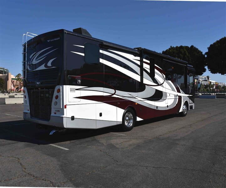 2018 Fleetwood Pace Arrow  LXE - Photo 2 - Orange, CA 92867