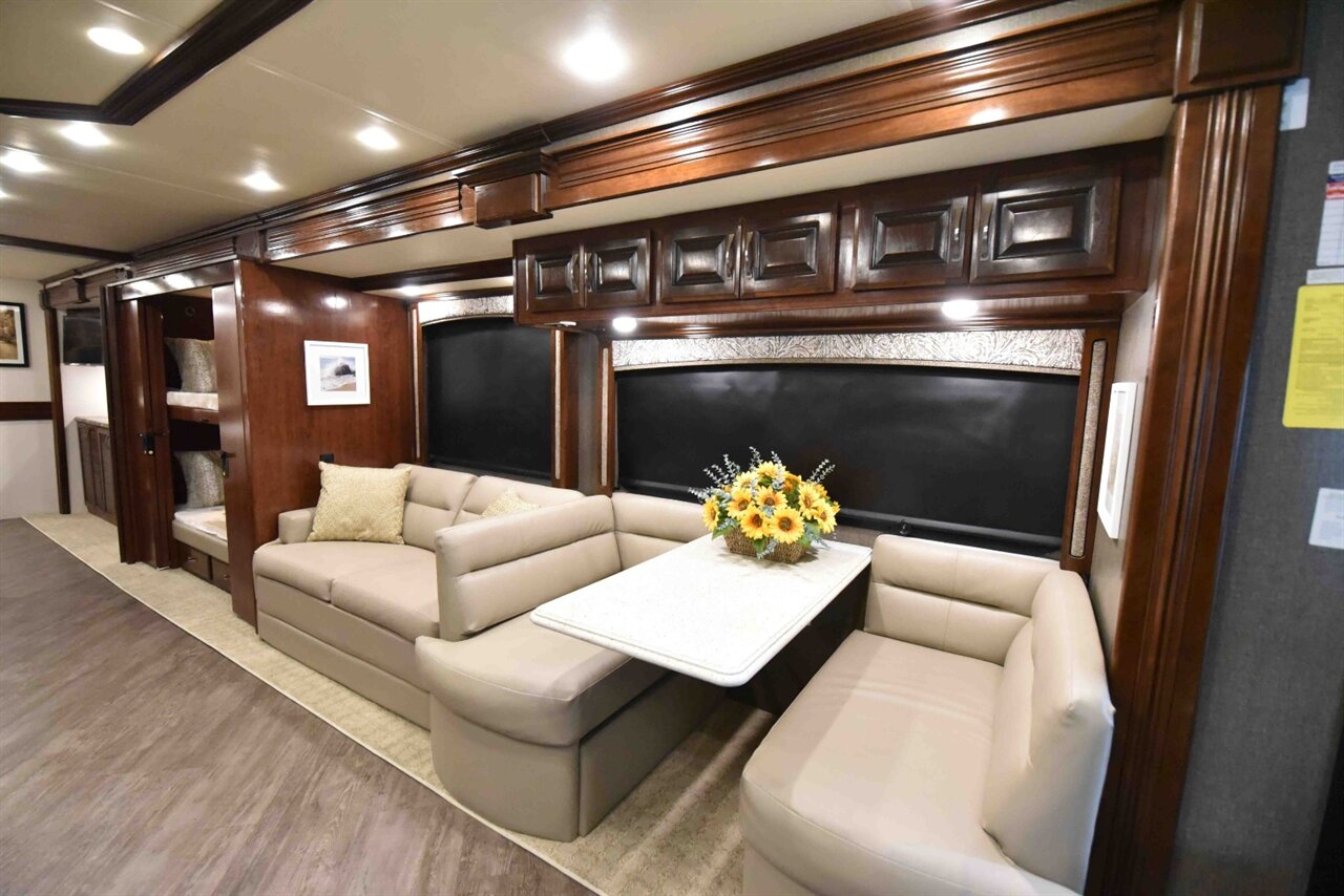 2018 Fleetwood Pace Arrow  LXE - Photo 24 - Orange, CA 92867