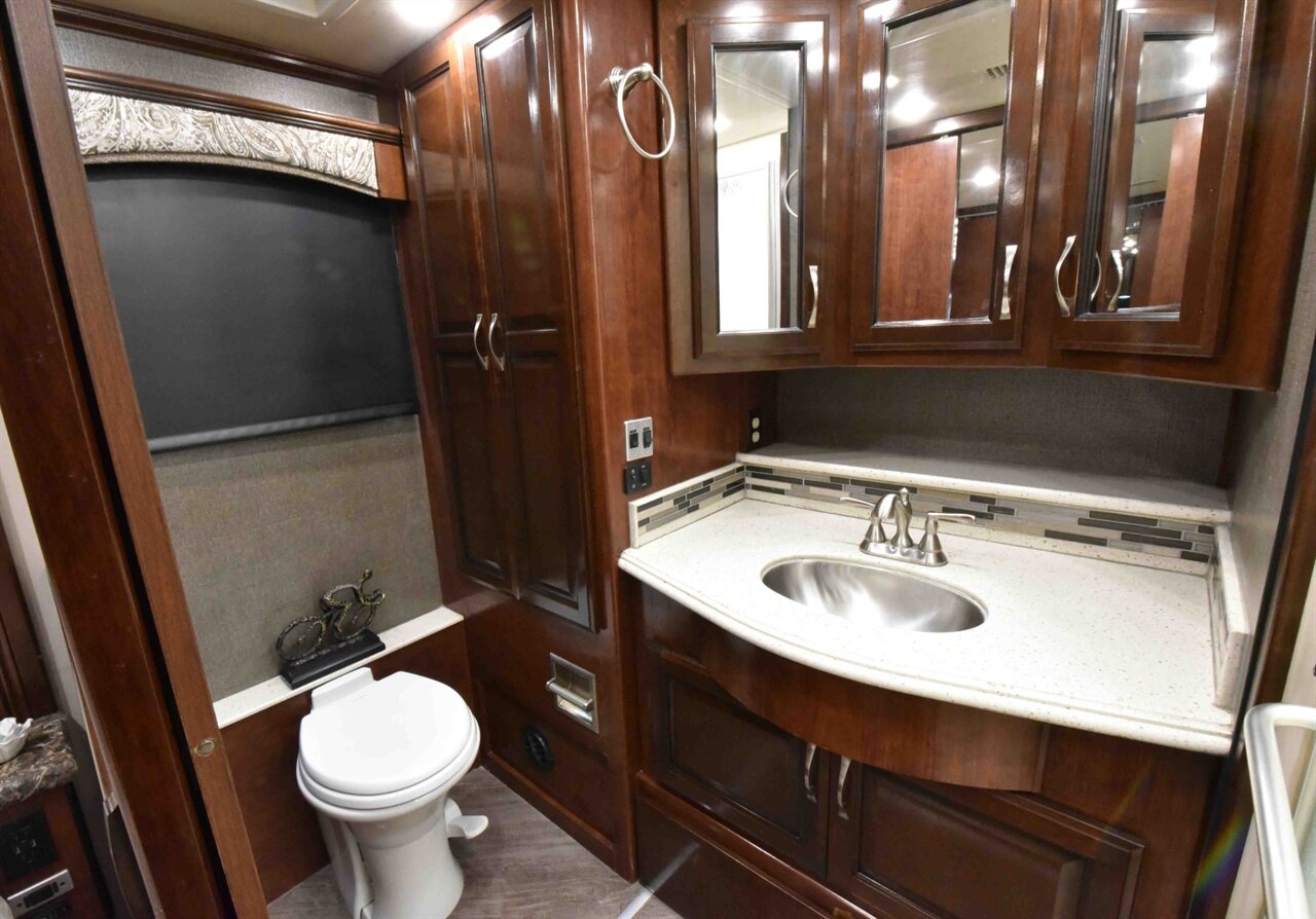2018 Fleetwood Pace Arrow  LXE - Photo 32 - Orange, CA 92867