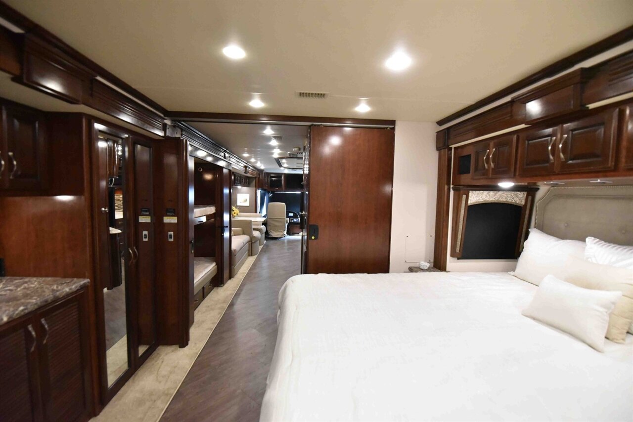 2018 Fleetwood Pace Arrow  LXE - Photo 33 - Orange, CA 92867
