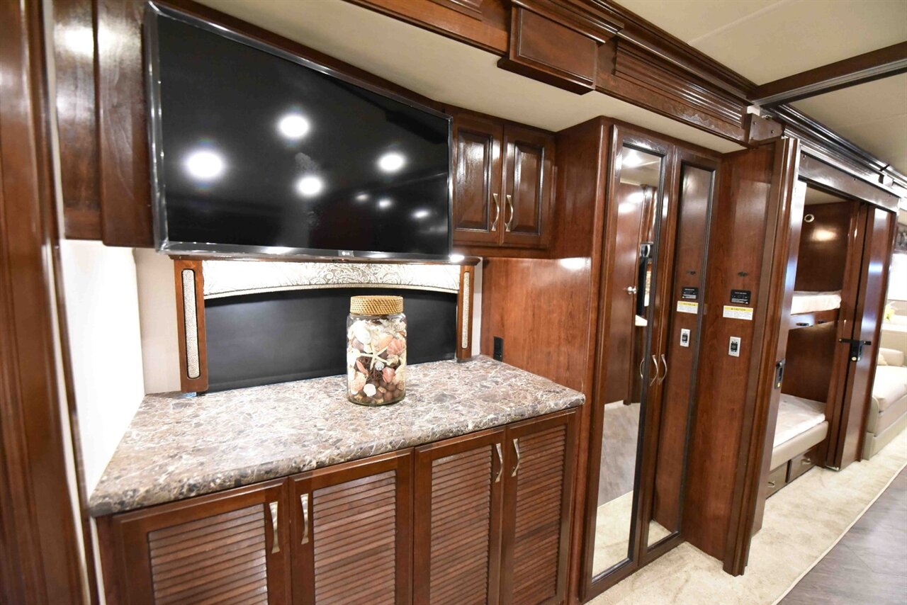 2018 Fleetwood Pace Arrow  LXE - Photo 35 - Orange, CA 92867