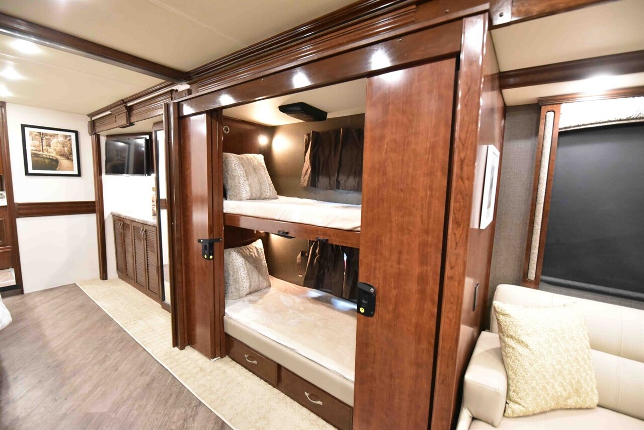 2018 Fleetwood Pace Arrow  LXE - Photo 27 - Orange, CA 92867