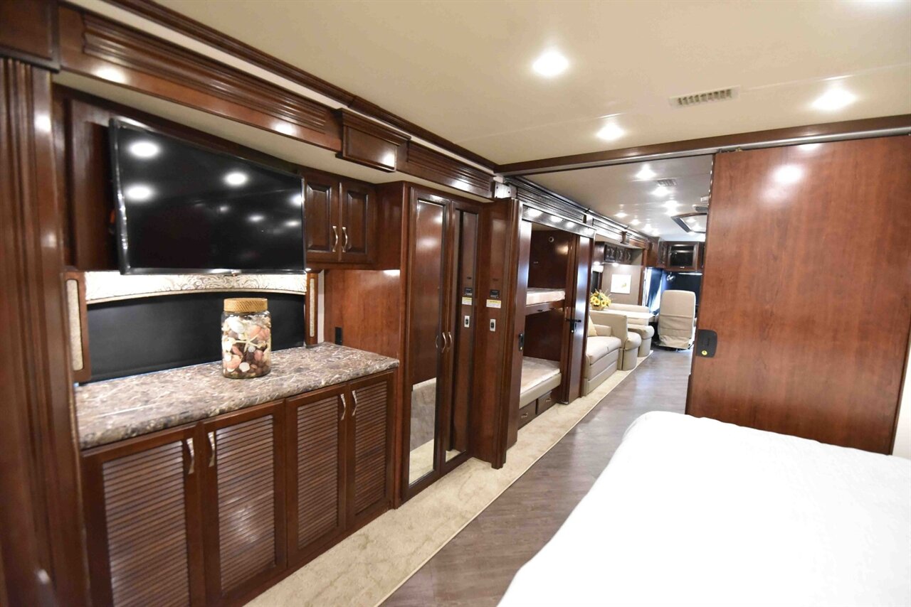 2018 Fleetwood Pace Arrow  LXE - Photo 34 - Orange, CA 92867