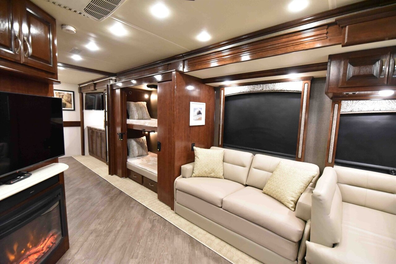 2018 Fleetwood Pace Arrow  LXE - Photo 26 - Orange, CA 92867