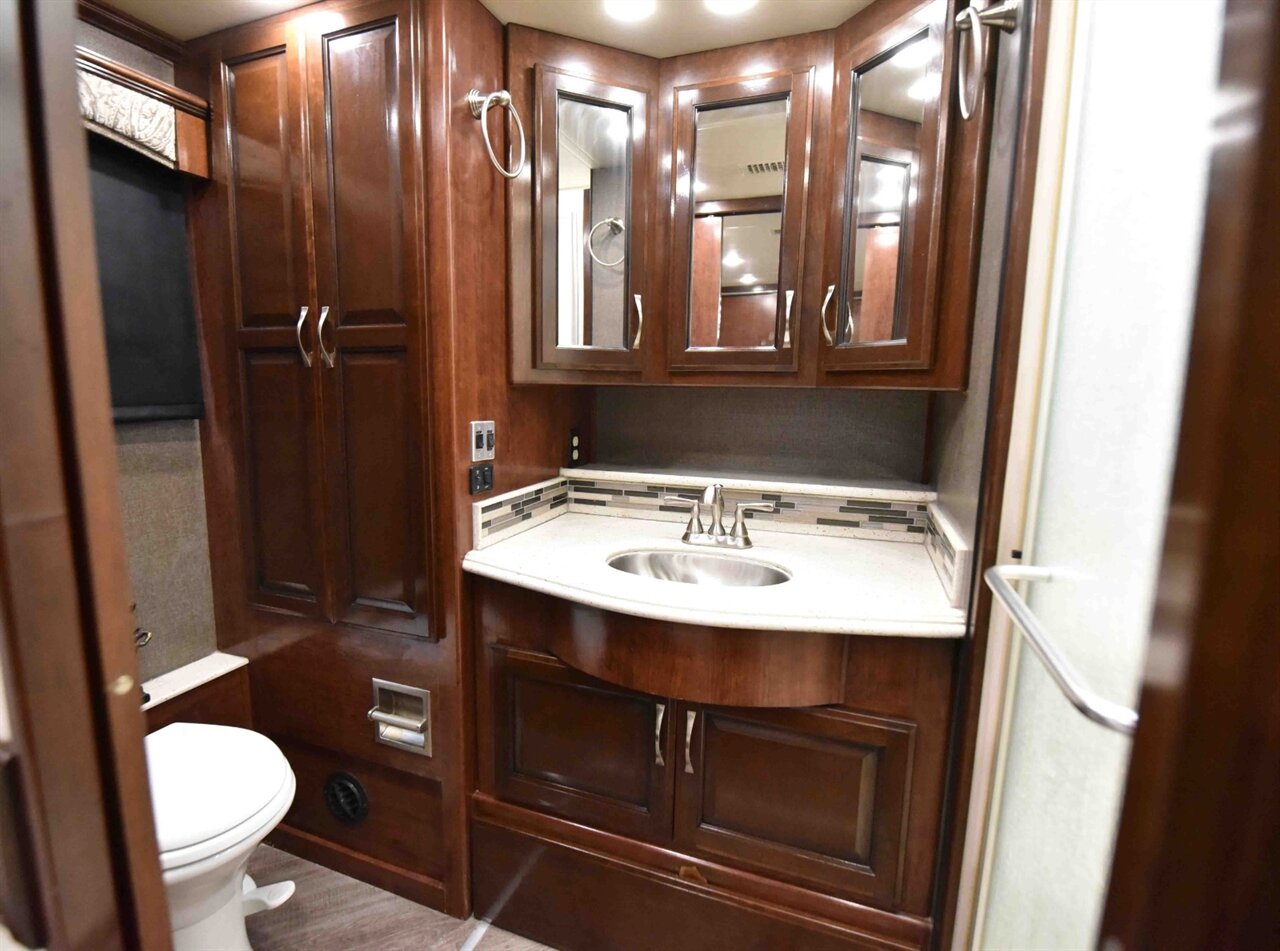 2018 Fleetwood Pace Arrow  LXE - Photo 31 - Orange, CA 92867