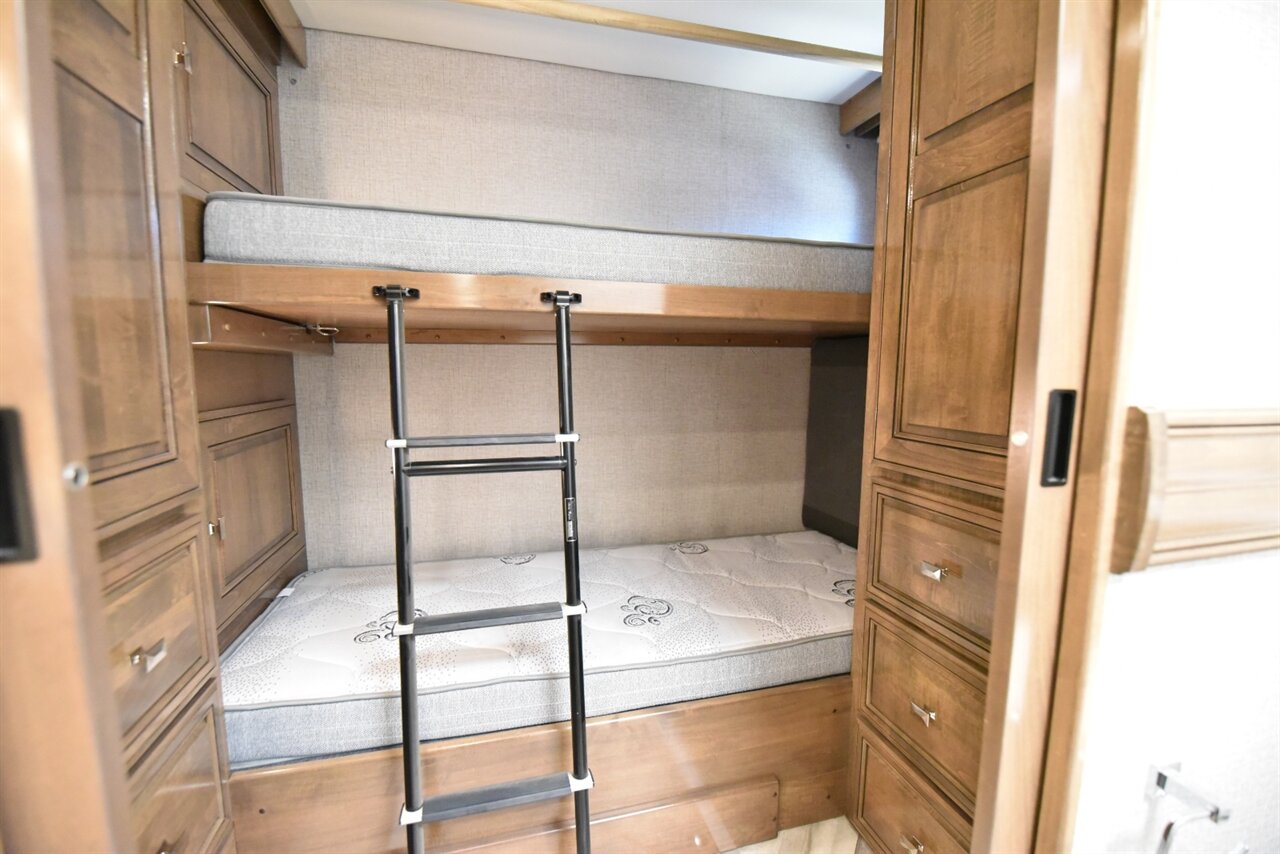 2022 Fleetwood Discovery   - Photo 58 - Orange, CA 92867