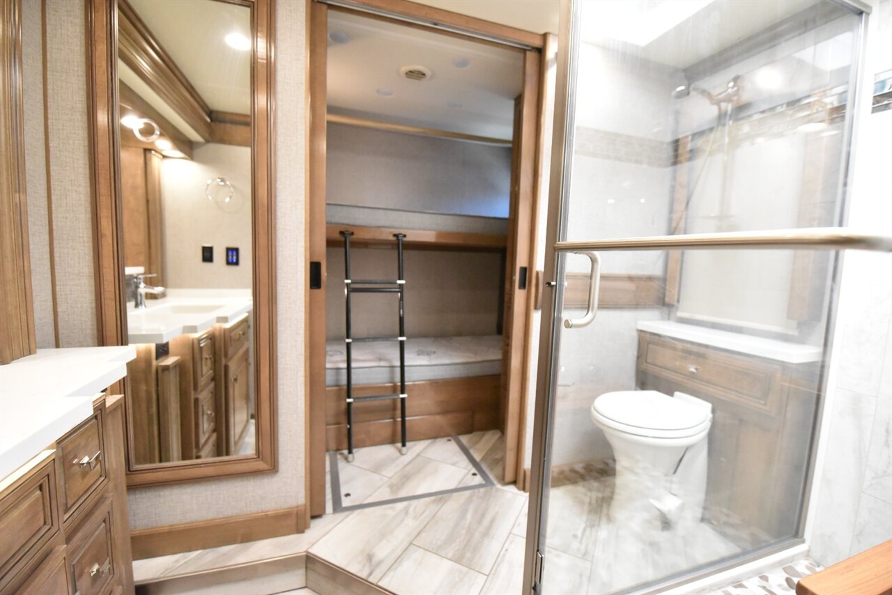 2022 Fleetwood Discovery   - Photo 57 - Orange, CA 92867