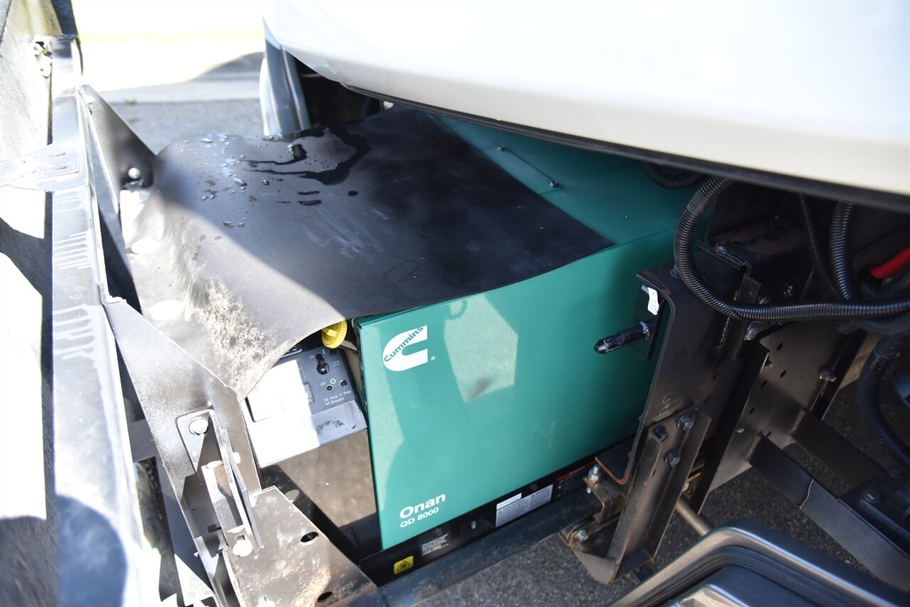 2022 Fleetwood Discovery   - Photo 32 - Orange, CA 92867