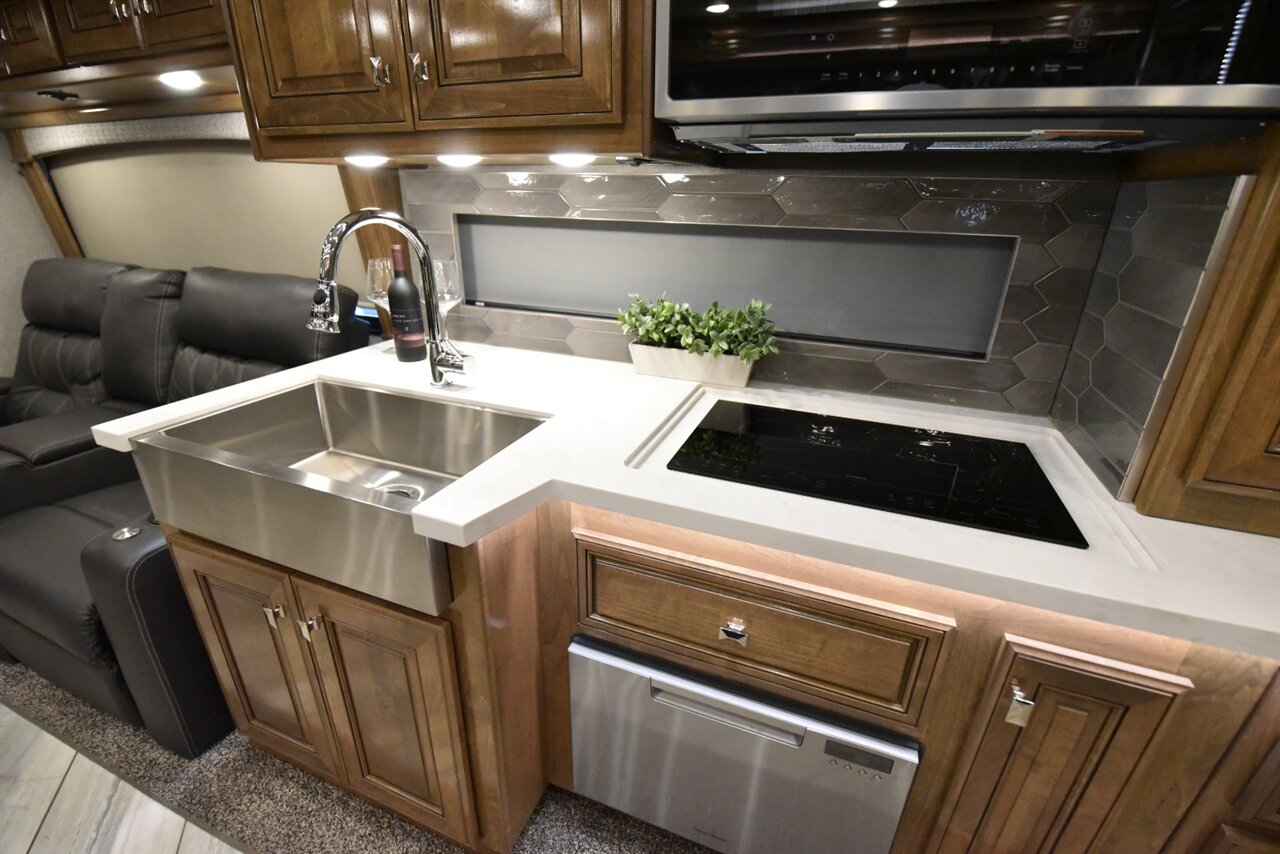 2022 Fleetwood Discovery   - Photo 41 - Orange, CA 92867