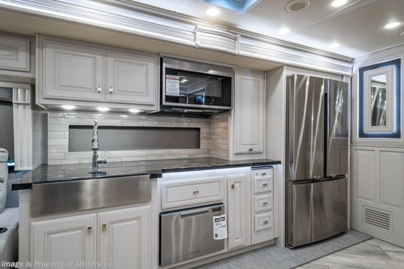 2022 Fleetwood Discovery   - Photo 4 - Orange, CA 92867