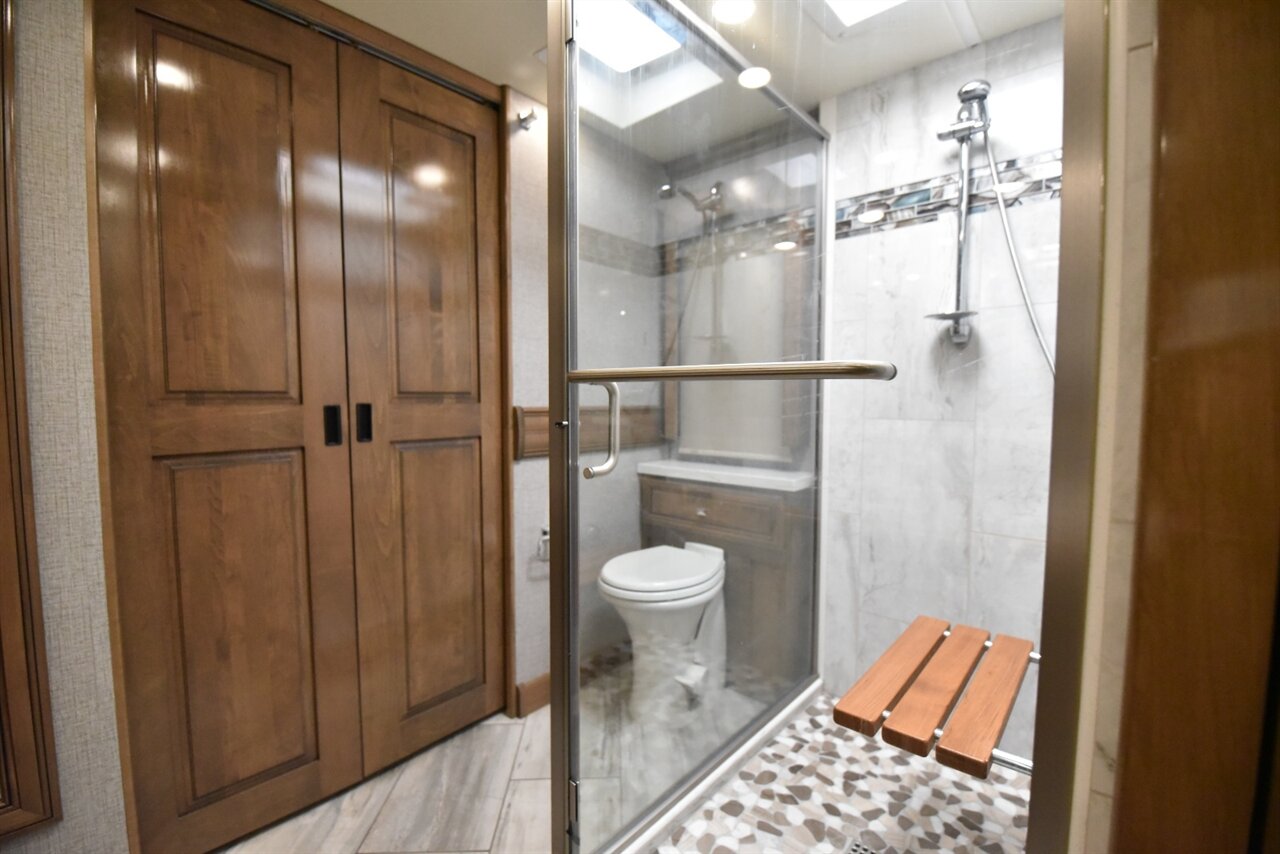 2022 Fleetwood Discovery   - Photo 56 - Orange, CA 92867