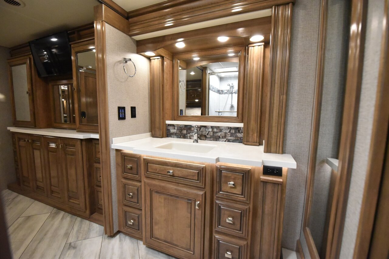 2022 Fleetwood Discovery   - Photo 55 - Orange, CA 92867