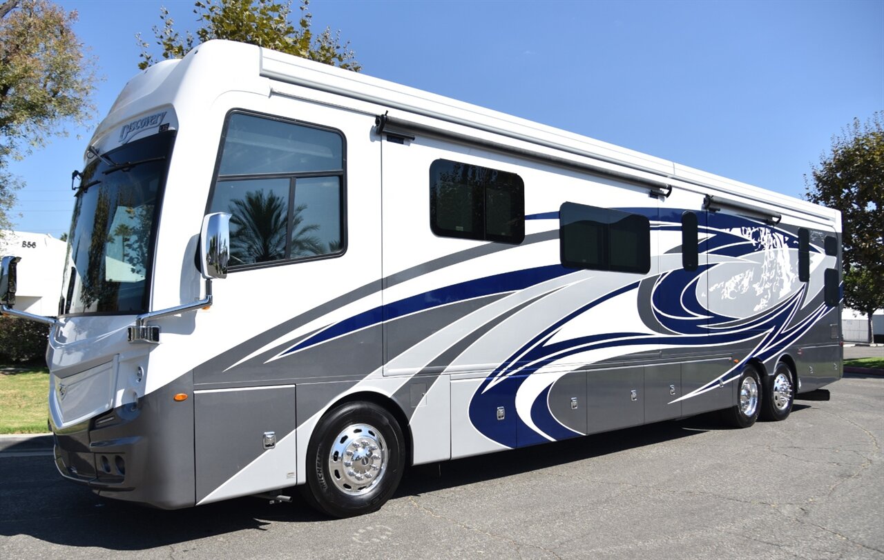 2022 Fleetwood Discovery   - Photo 11 - Orange, CA 92867