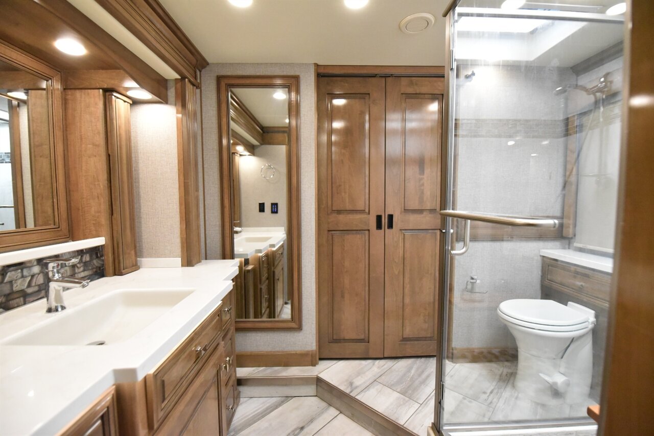 2022 Fleetwood Discovery   - Photo 53 - Orange, CA 92867