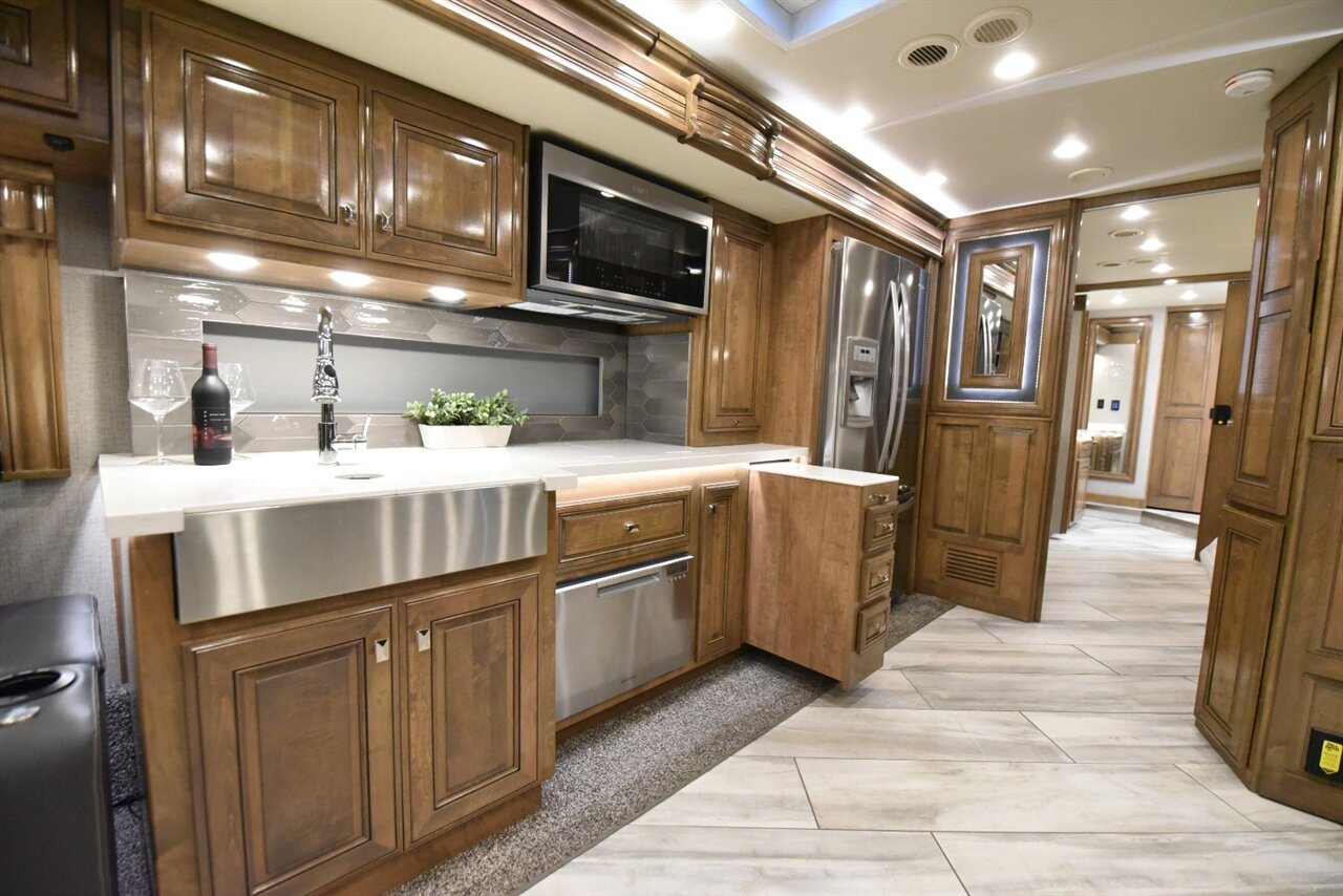 2022 Fleetwood Discovery   - Photo 37 - Orange, CA 92867