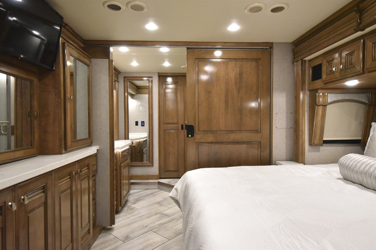 2022 Fleetwood Discovery   - Photo 46 - Orange, CA 92867