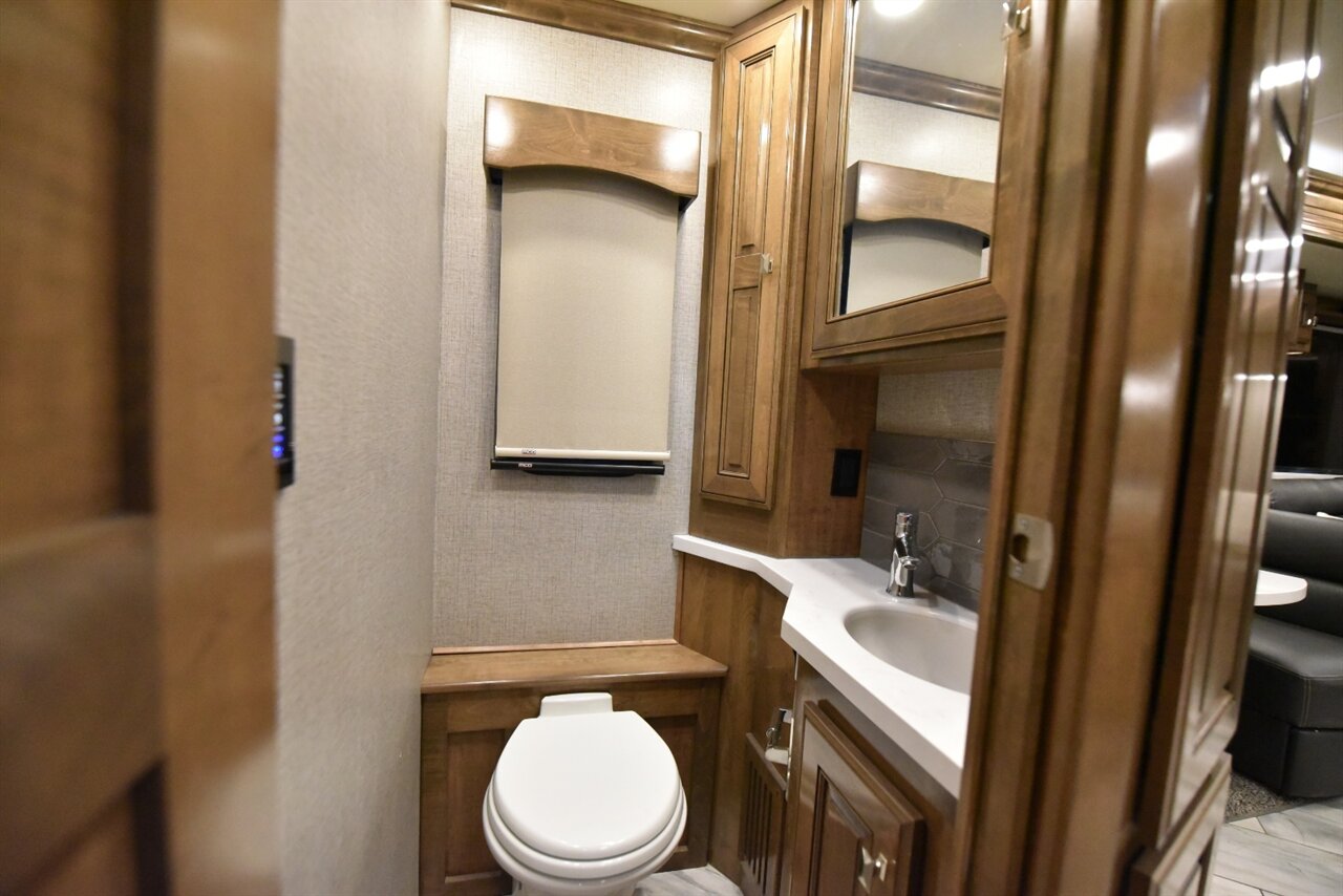 2022 Fleetwood Discovery   - Photo 45 - Orange, CA 92867