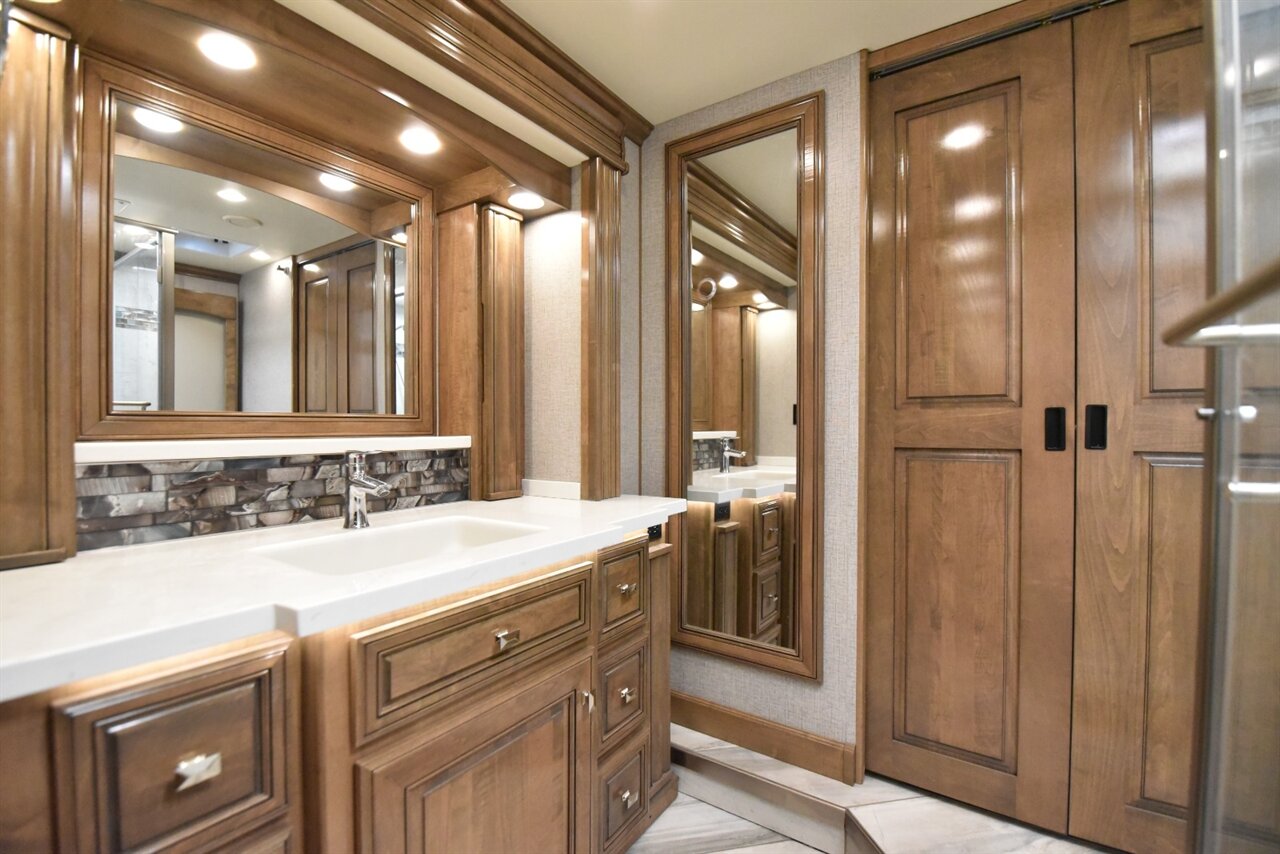 2022 Fleetwood Discovery   - Photo 54 - Orange, CA 92867