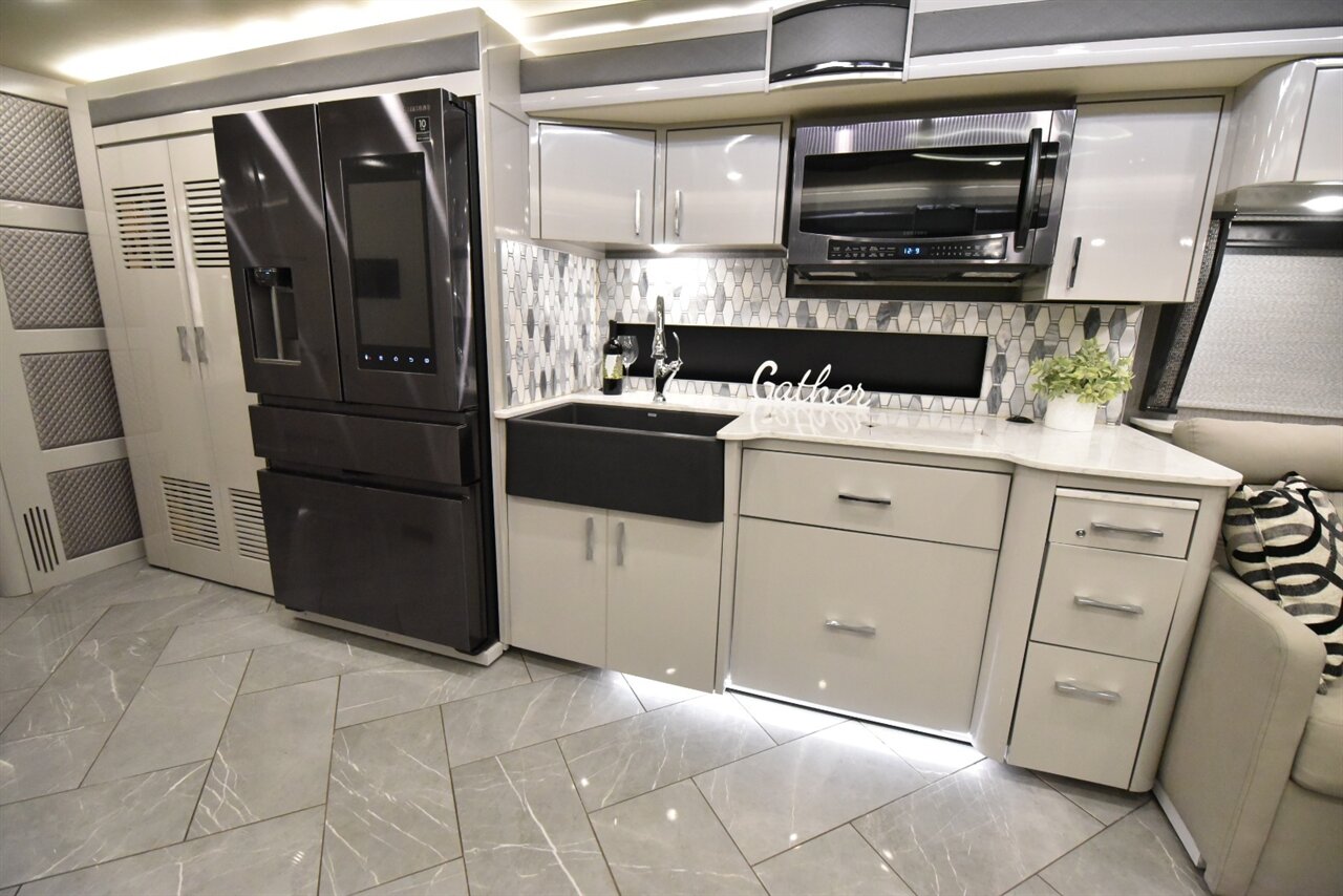 2021 American Coach Eagle 45g   - Photo 42 - Orange, CA 92867