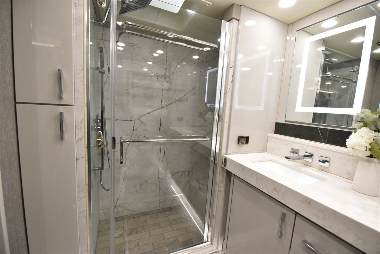 2021 American Coach Eagle 45g   - Photo 70 - Orange, CA 92867