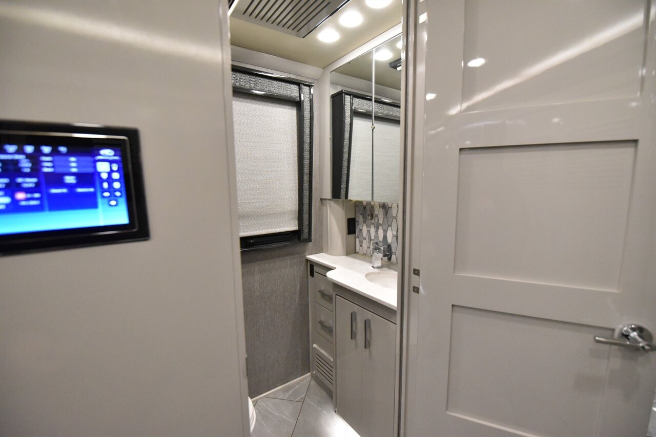 2021 American Coach Eagle 45g   - Photo 58 - Orange, CA 92867