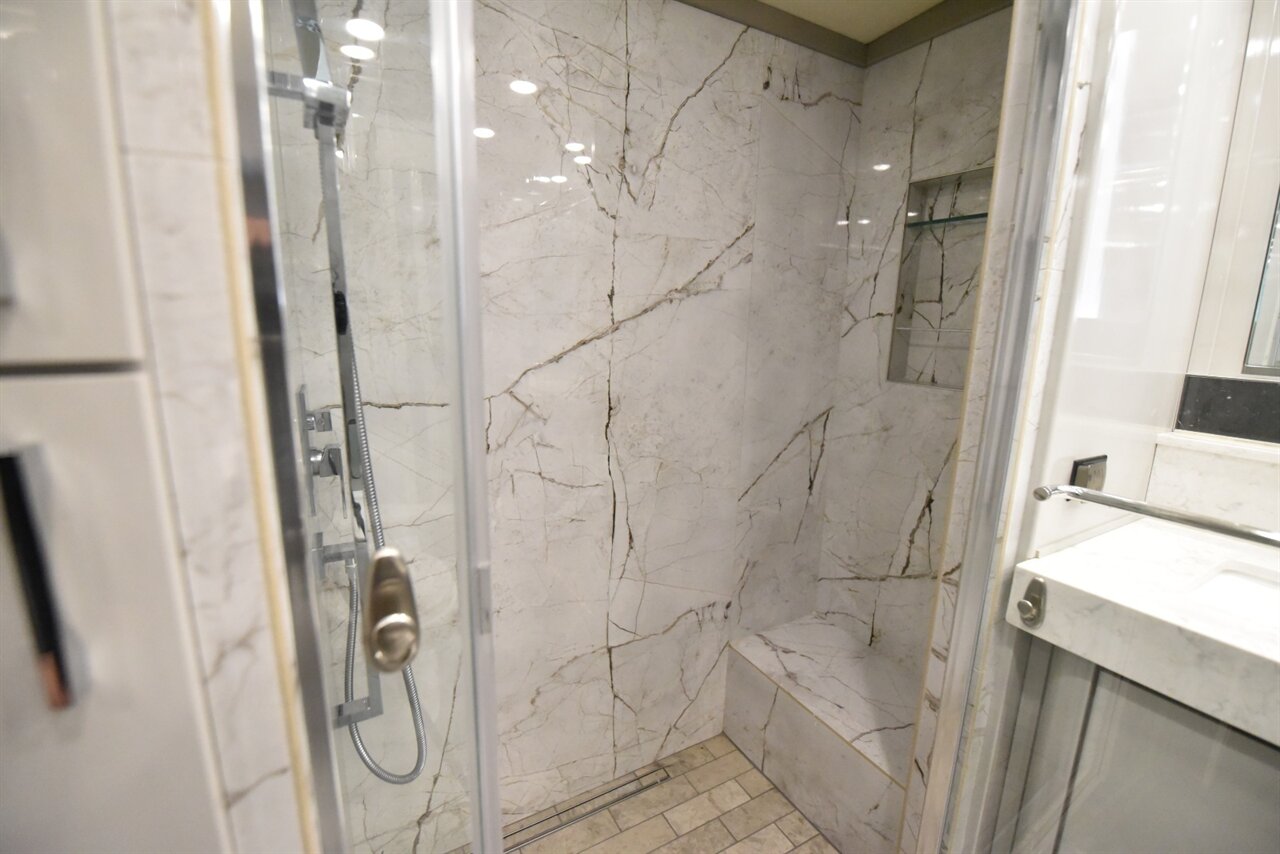 2021 American Coach Eagle 45g   - Photo 71 - Orange, CA 92867